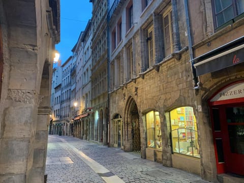 Neighbourhood, Street view