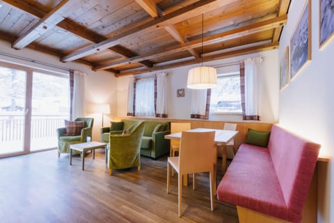 TV and multimedia, Kitchen or kitchenette, Living room, Seating area, Dining area