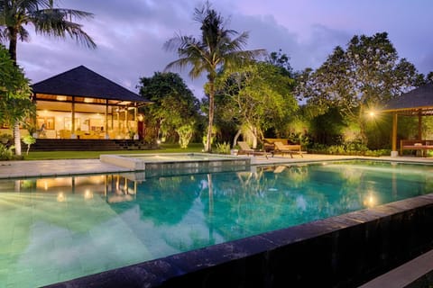 Property building, Garden, Swimming pool, Swimming pool