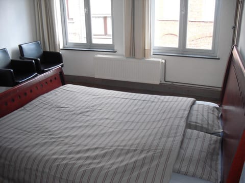 Bed, Seating area, Bedroom