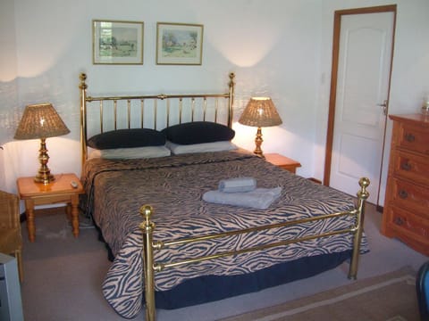 Oaktree Lodge Guest House Bed and Breakfast in Sandton