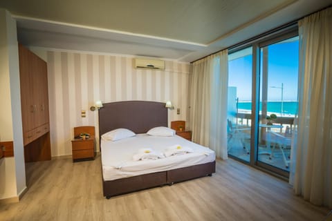 Bed, Photo of the whole room, Decorative detail, Sea view