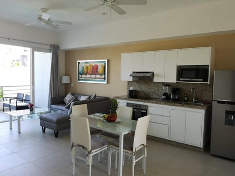 Kitchen or kitchenette, Living room, Dining area, fireplace, minibar, pet friendly, stove