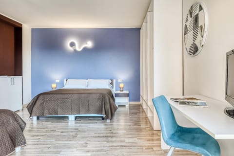 Photo of the whole room, Bedroom