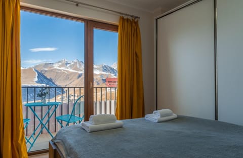 Balcony/Terrace, Bedroom, Mountain view