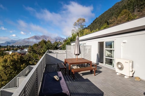 Property building, Patio, Natural landscape, View (from property/room), Balcony/Terrace, Mountain view