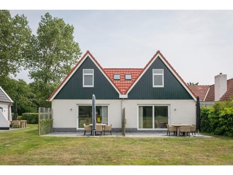 Bungalow on Texel with a spacious terrace Haus in De Cocksdorp