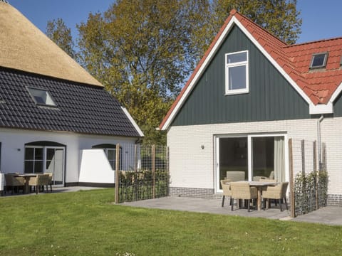 Bungalow on Texel with a spacious terrace Haus in De Cocksdorp