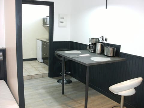 Kitchen or kitchenette, Seating area, Dining area, Food, Meals, Lunch, Dinner