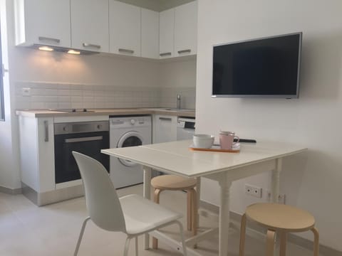 TV and multimedia, Coffee/tea facilities, Kitchen or kitchenette, Dining area, dishwasher, minibar, pet friendly, stove, toaster