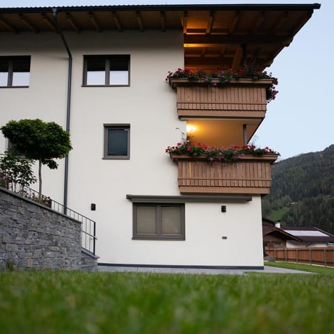 Property building, Facade/entrance, Garden