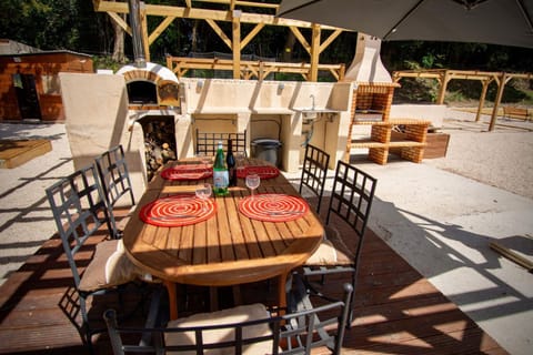 Property building, Patio, Restaurant/places to eat, BBQ facilities