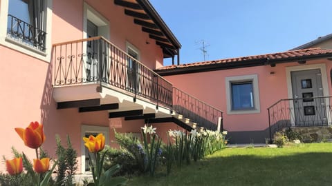 Property building, Facade/entrance, Garden, Balcony/Terrace