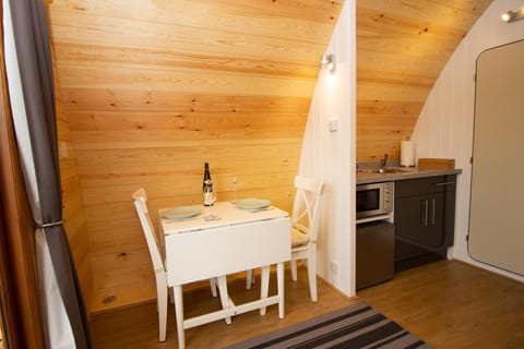 Coffee/tea facilities, Kitchen or kitchenette, Dining area