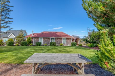 Knee Deep In Happiness House in Lincoln City