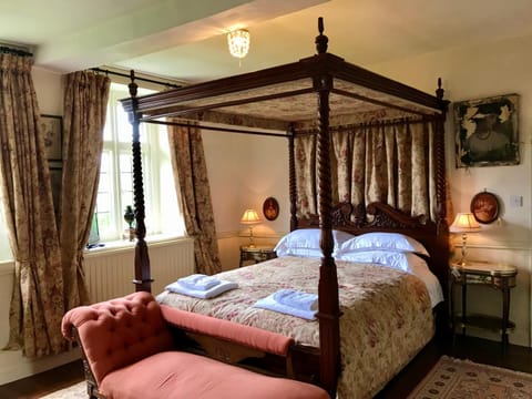 BUSCOT MANOR with HOT TUB-WILD SWIM-PADDLEBOARD-BIKES-BBQ-WALKS &SLEEPS UP TO 20 Haus in Cotswold District