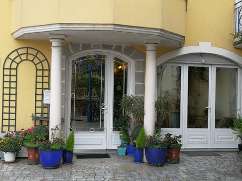 Patio, Facade/entrance