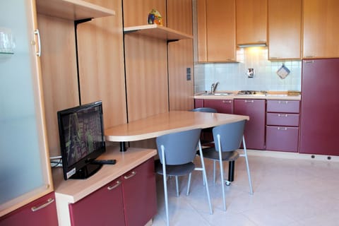 Kitchen or kitchenette, Dining area, dishwasher