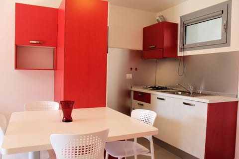 Kitchen or kitchenette, Dining area, dishwasher, minibar