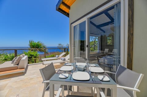 Villa Topaz Above West Bay with 180 degree views! Chalet in West Bay