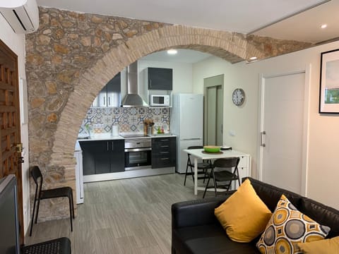 Casa de piedra adaptada en LEscala House in L'Escala