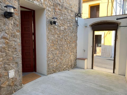 Casa de piedra adaptada en LEscala Haus in L'Escala