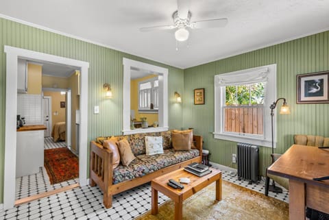 Charming 1923 Cottage at Erehwon Retreat House in Tampa