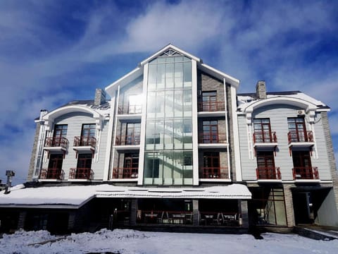 Property building, Nearby landmark, Balcony/Terrace