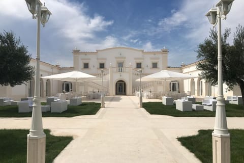 Property building, Facade/entrance, Garden, Garden view