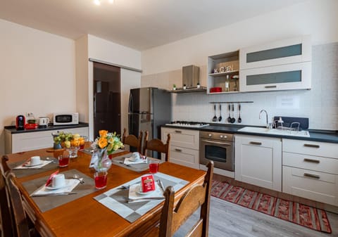 Coffee/tea facilities, Kitchen or kitchenette, Dining area, oven, pet friendly, stove