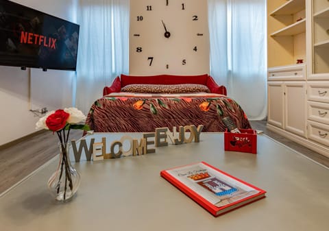 Bed, TV and multimedia, Living room