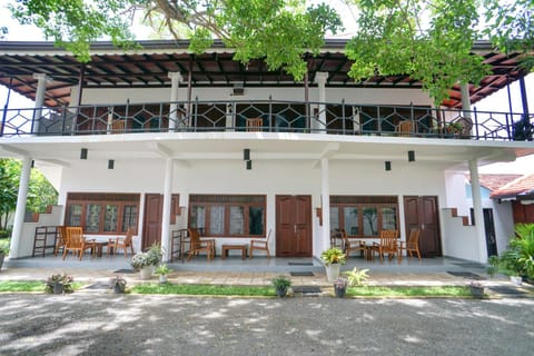 Property building, Facade/entrance, Spring, Day, Garden, View (from property/room), Balcony/Terrace, Garden view