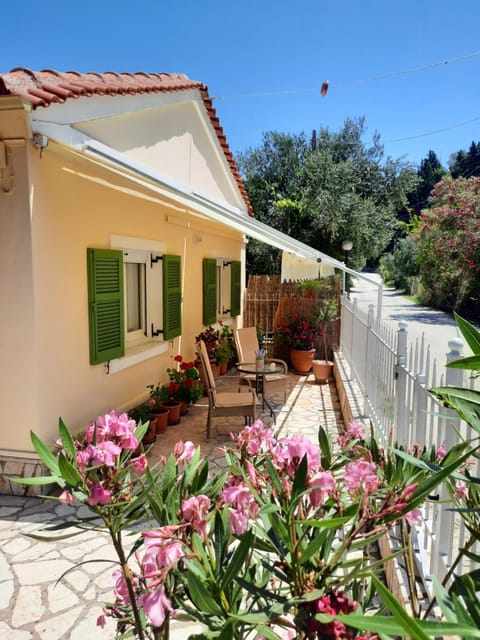 Day, Summer, Balcony/Terrace, On site, Street view