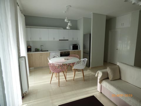 Kitchen or kitchenette, Living room, Seating area, Dining area