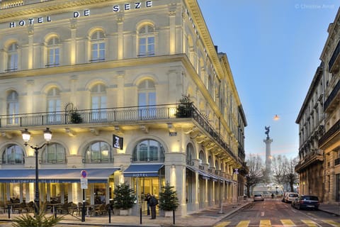 Property building, Nearby landmark, Facade/entrance, Neighbourhood