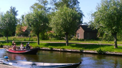 Huisje Beukers House in Giethoorn