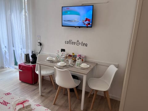 TV and multimedia, Coffee/tea facilities, Food and drinks, Seating area, Bedroom, Food, Drinks