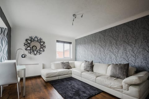 Hullidays - 'Old School Penthouse' Trinity Square Apartment in Hull