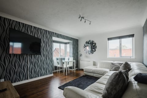 Hullidays - 'Old School Penthouse' Trinity Square Condo in Hull