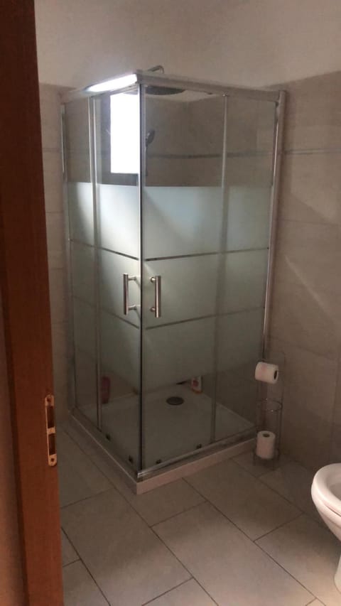 Shower, Toilet