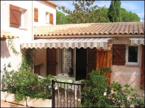 Location Villa et Studios Roquebrune-sur-Argens House in Roquebrune-sur-Argens