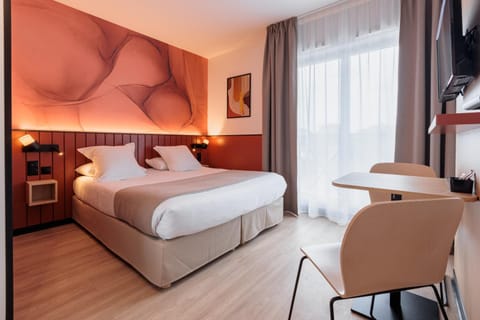 Bed, TV and multimedia, Photo of the whole room, Seating area, Bedroom