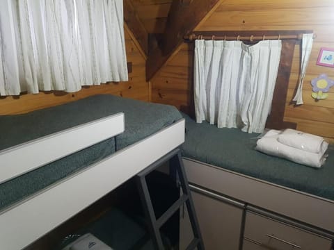 Bedroom, bunk bed