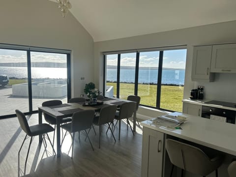 Spectacular ocean views & minutes to Cliffs- Clahane Shore Lodge House in County Clare