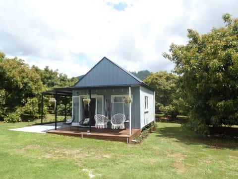 Paradise Grove Chalet in Whangamatā