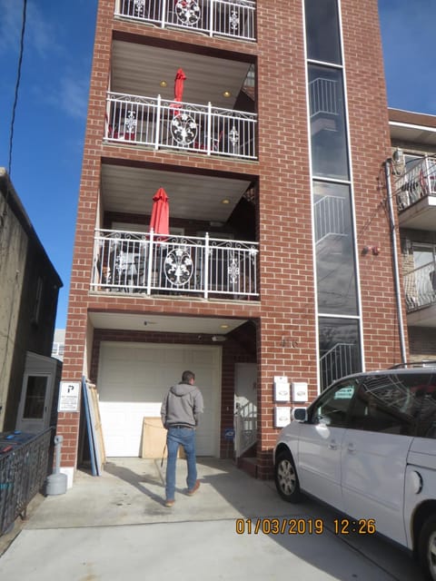 Property building, Day, Neighbourhood, Balcony/Terrace, Street view, Parking