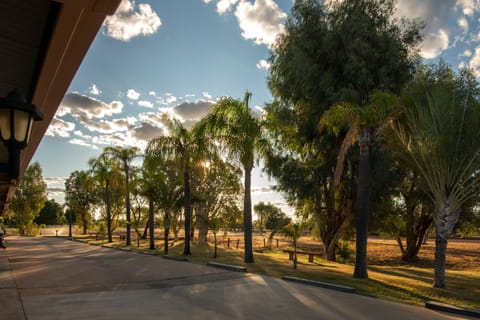 Albert Park Motor Inn-KING BEDS-POOL-SHADED PARKING Motel in Longreach