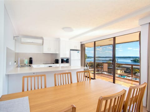 Island View 4 Opposite Wallis Lake Apartment in Forster