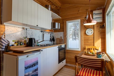 Kitchen or kitchenette, Dining area, Garden view, Lake view