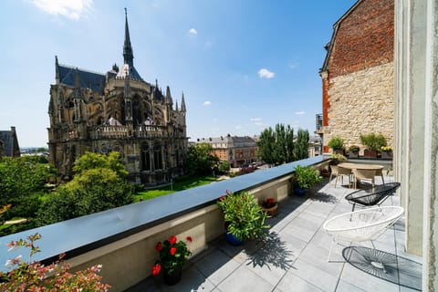 Property building, Patio, Balcony/Terrace, City view